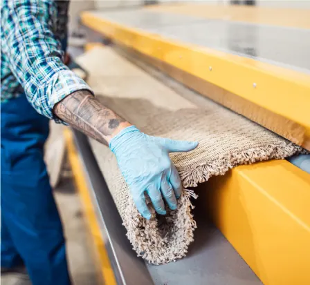 Tappeto trattato con macchinario professionale nel laboratorio Kilean